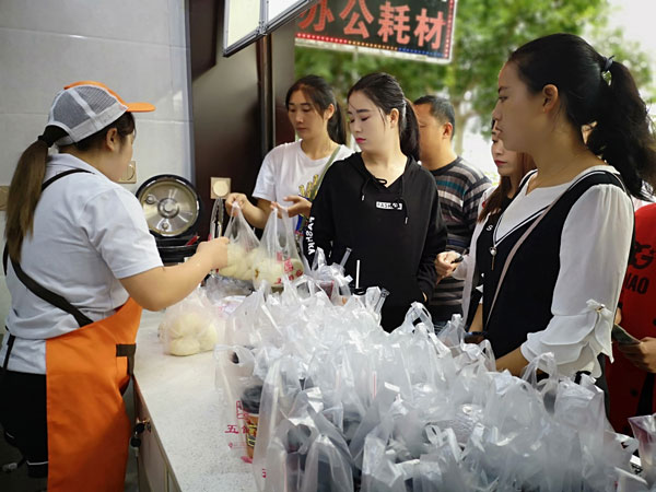 蜀食一家包子店加盟：周边5家包子店，他的生意最火爆